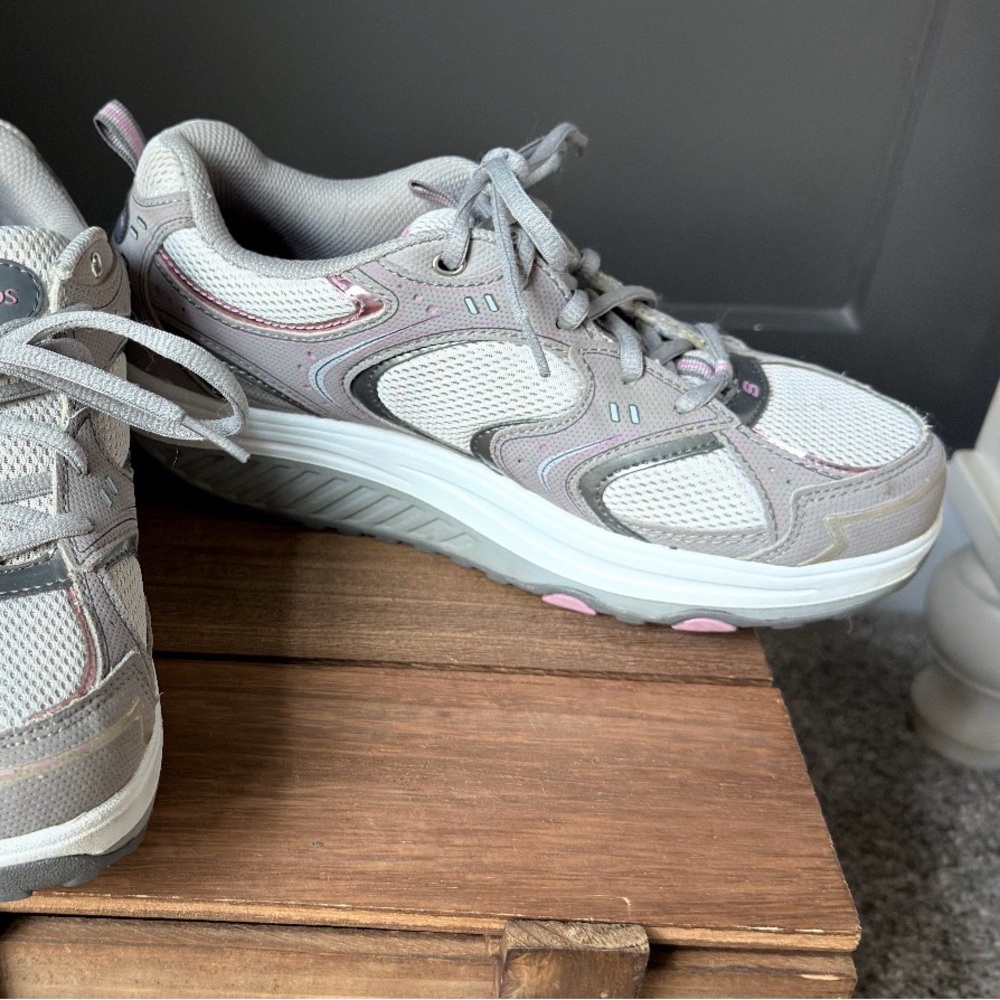 Sketchers shape up sport shoes